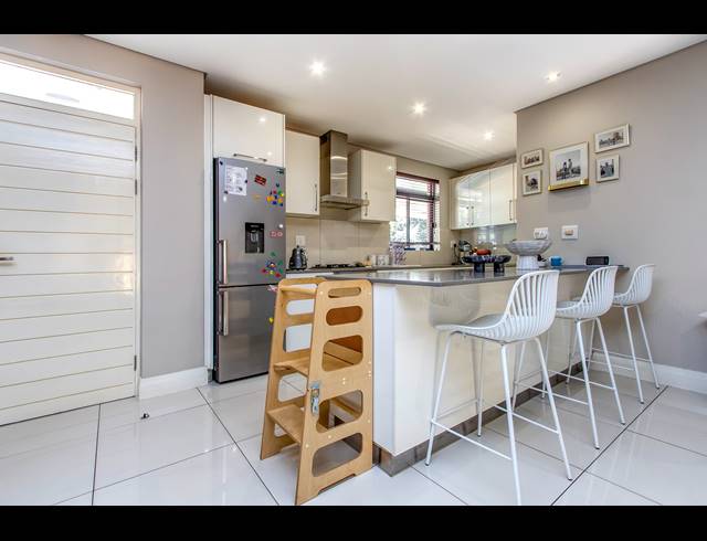 2 BEDROOM APARTMENT TO LET IN ROSEBANK